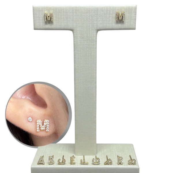 Brinco Letra M com Pedras